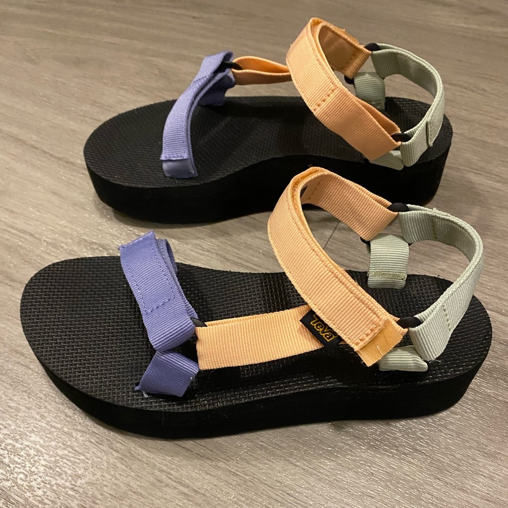 Teva Flatform Universal Sandals in Sherbert Multi | SZ 9